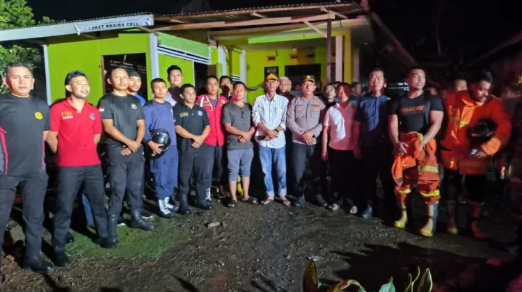 Personel Gabungan Dibantu Warga Berhasil Padamkan Si Jago Merah di Lolayan