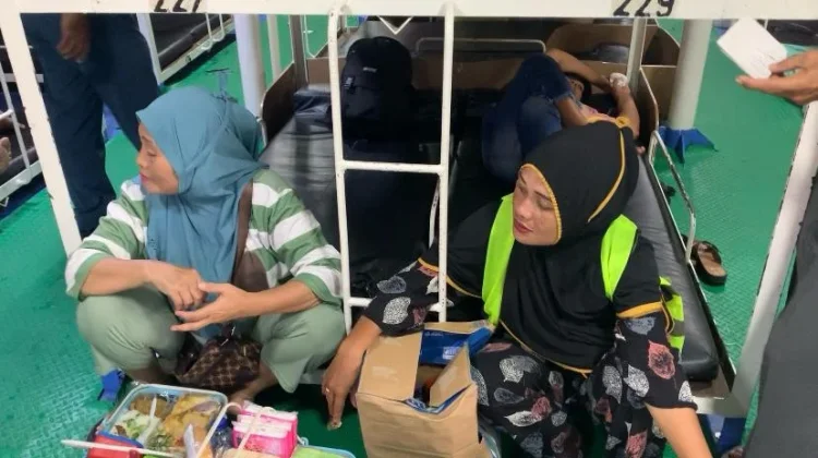 Pedagang Asongan Dukung Aturan Rompi di Pelabuhan Manado saat Arus Mudik