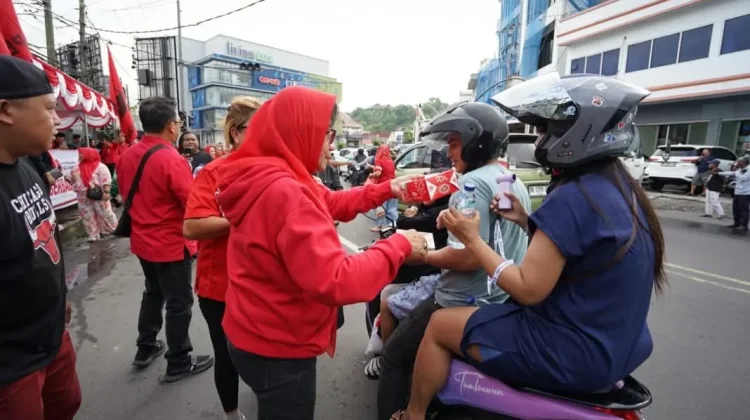 Bagi Takjil PDIP Manado