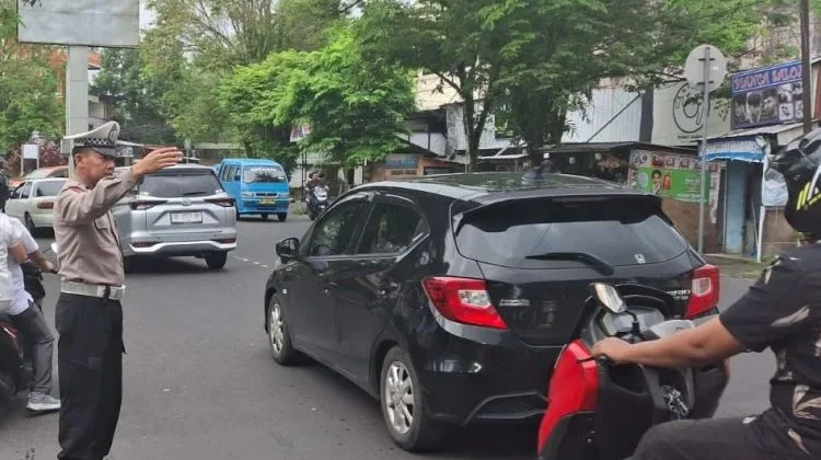 Jamin Kenyamanan Pengguna Jalan, Polsek Wanea Laksanakan Pengaturan Arus Lalin