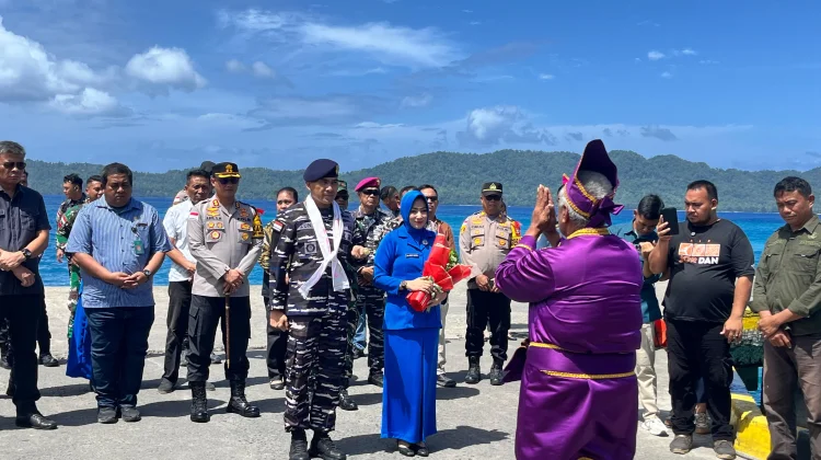 Danlanal Melonguane Disambut Prosesi Adat