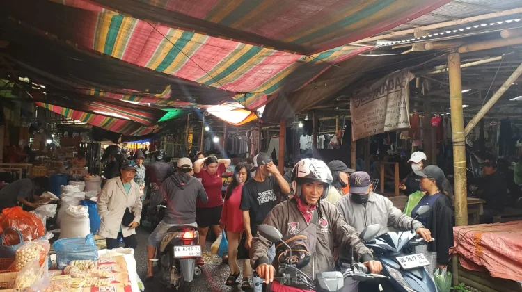 Kunjungan Meningkat jelang Idulfitri, Pasar Tradisional Langowan Padat Pembeli