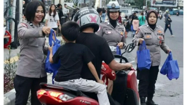 Polresta Manado Berbagi Takjil di Kawasan Zero Point