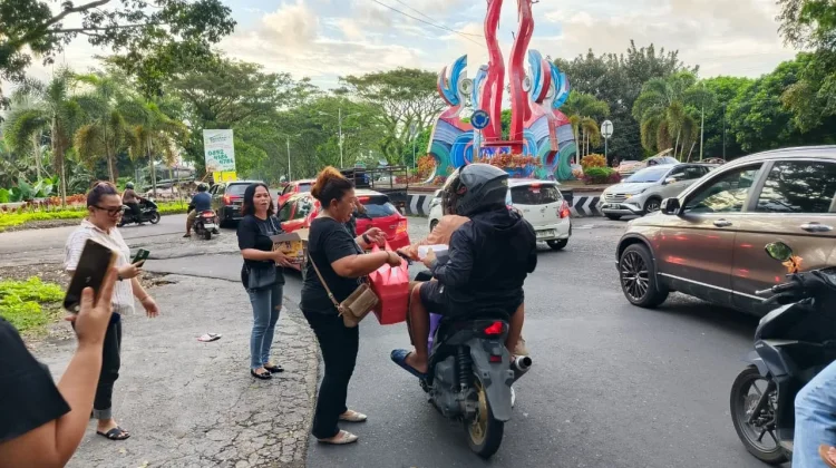 Ramadan Barokah, Profesional Wartawan Minut Bagikan Takjil