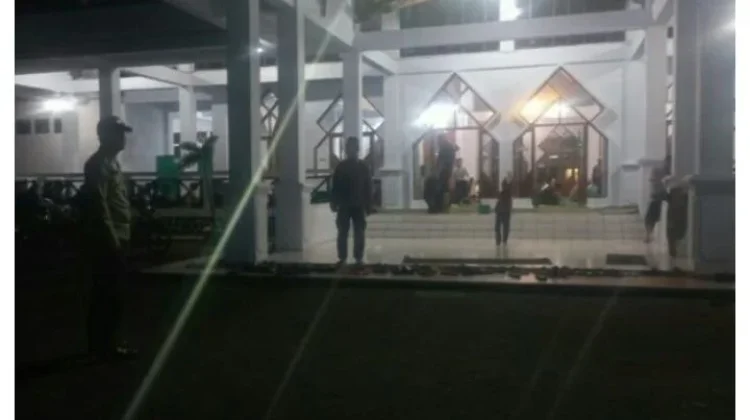 Polsek Toulimambot Kawal Sholat Tarawih di Dua Lokasi