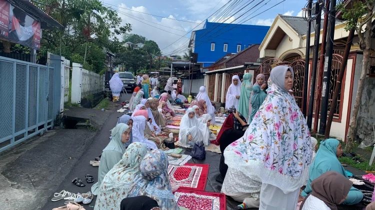 Antusiasme Jemaah Padati Sholat Idul Fitri di Masjid Besar Ar-Rahmah Banjer Manado