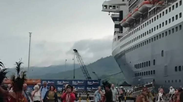 Imigrasi Bitung Berikan Layanan Immigration on Shipping Kapal Pesiar Queen Mary 2