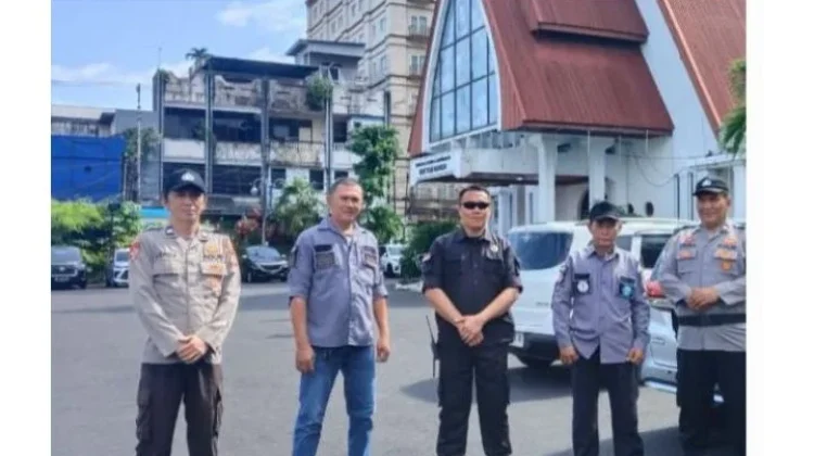 Polisi Polresta Manado  Hadir Jaga Ibadah Hari  Minggu