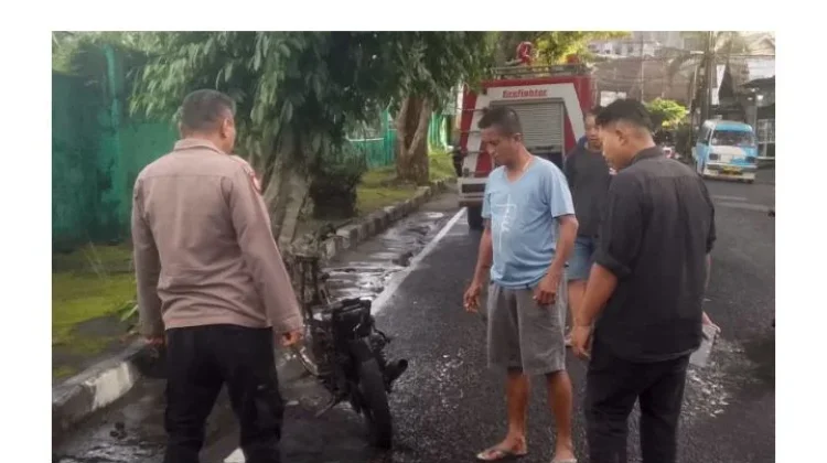 Polsek Tuminting Respons Cepat Kebakaran Motor di Kampung Islam