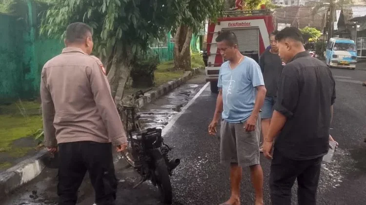 Gerak Cepat Polsek Tuminting Tangani Kebakaran Motor di Kampung Islam