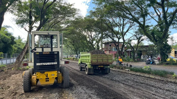 Jalan Ir. Soekarno Mulai Diperbaiki, Alat Berat sudah Turun