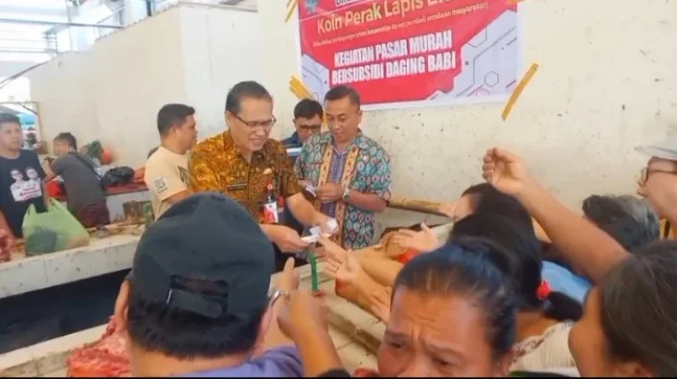 Jelang Paskah, Pemkab Minut Bagikan Kupon Daging Babi di Pasar Airmadidi