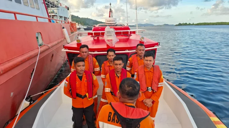 Basarnas Gelar Operasi SAR Terbakarnya Kapal KM. Anaya di Perairan Laut Maluku