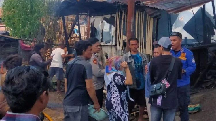Gerak Cepat Polsek Singkil Amankan TKP Kebakaran Rumah di Singkil Satu