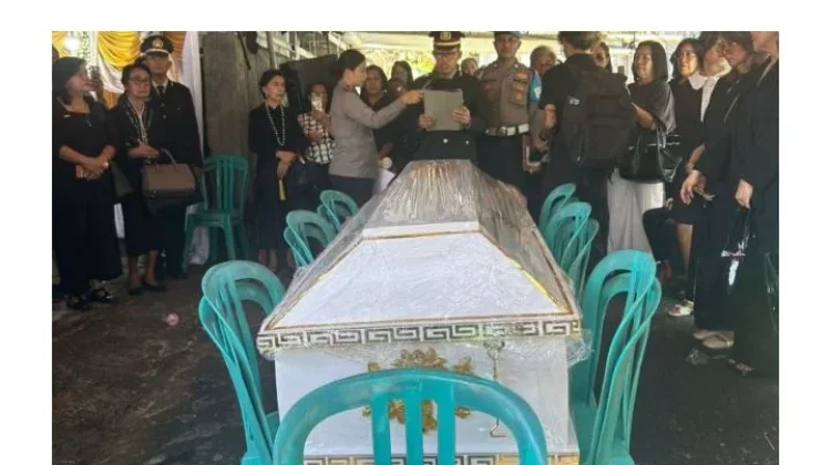 Kapolsek Malalayang Pimpin Upacara Pemakaman Almarhum Bripda Nicolaas L. Gorung