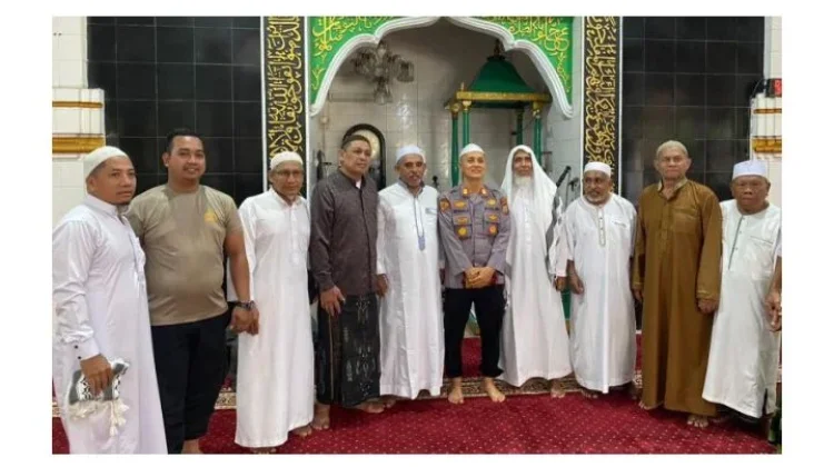 Kapolsek Wenang Gelar Kultum dan Perkenalan di Masjid Al-Masyhur