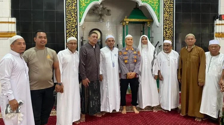 Kapolsek Wenang Perkuat Silaturahmi dengan Masyarakat di Masjid Al-Masyhur