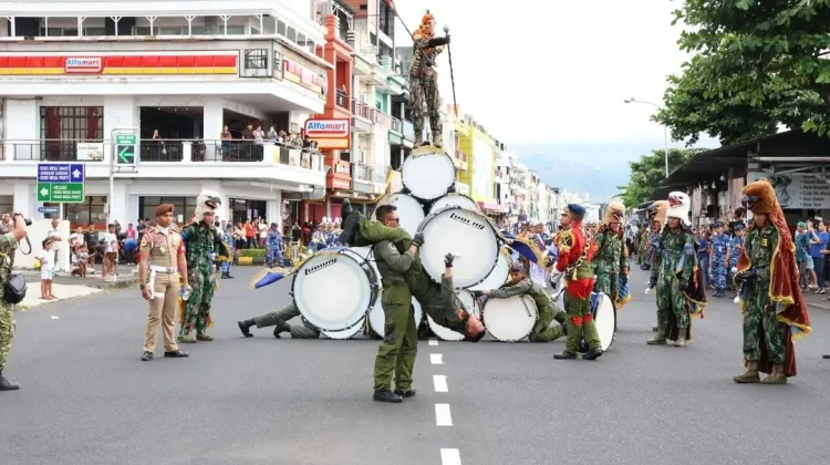 Kirab dan Display Drumband “Gita Dirgantara” Taruna AAU Pukau Masyarakat Manado