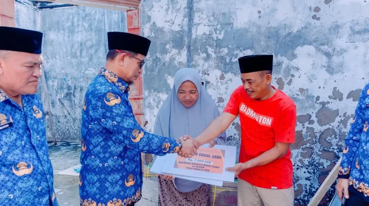 Bupati Lasena Serahkan Bantuan Kepada Korban Kebakaran di Desa Boroko Timur