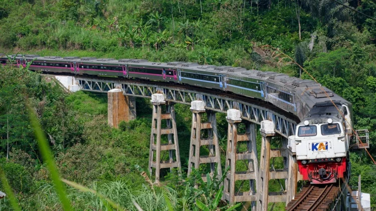 7 Jalur Kereta Api Terindah di Indonesia