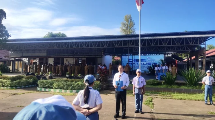 Pimpin Upacara di SMA Negeri 1 Tomohon, Febry Sampaikan Instruksi Mendikdasmen