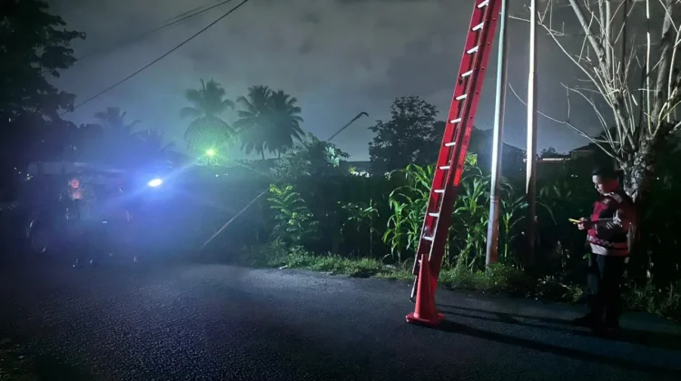 Personel Polsek Kotamobagu Amankan Lokasi Kabel Terbakar di Pertigaan Cempaka