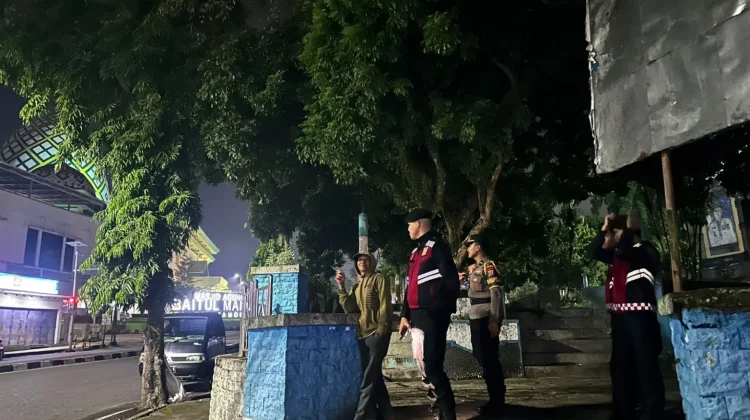 Tim Pantera dan Pamapta Polres Kotamobagu Bubarkan Kerumunan Pemuda di Taman Kota
