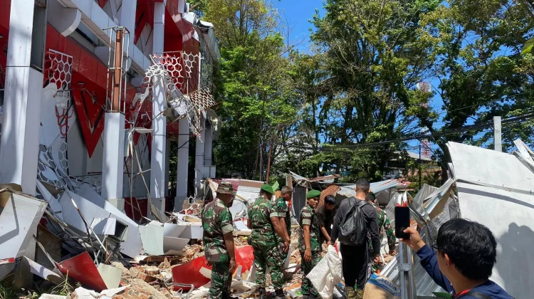 Prajurit Kodam  Merdeka Sigap Tangani Dampak Gempa M 7,6 di Sulut