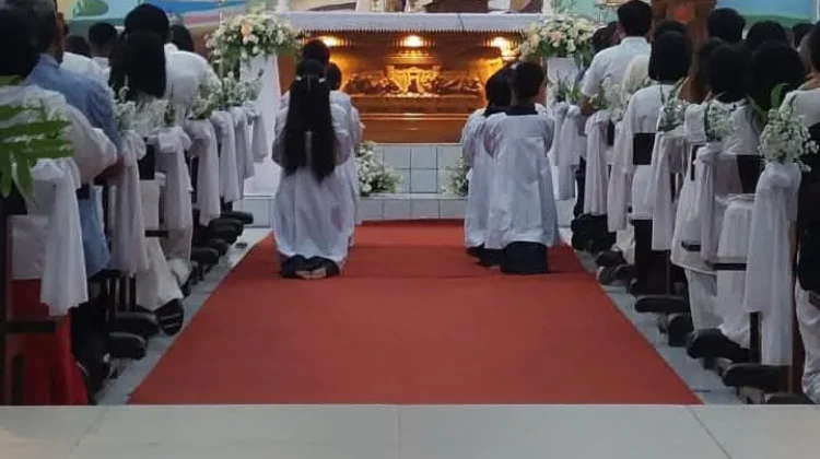 Umat Paroki Kaiwatu Ikuti Misa Kamis Putih dengan Khidmat