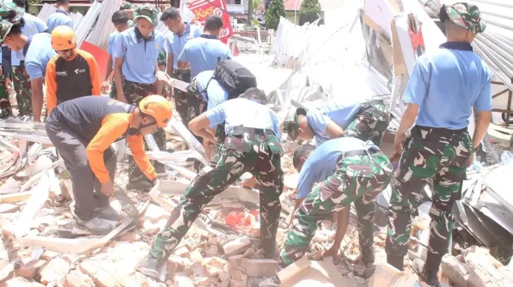 Gerak Cepat Personel Lanud Sam Ratulangi Bersihkan Puing Bangunan Gedung KONI