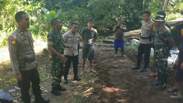 Sinergitas TNI-Polri dan Masyarakat, Bangun Jembatan Perbatasan Lotta dan Kali