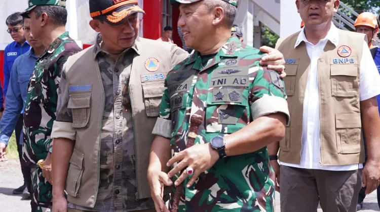 Pangdam Merdeka Dampingi Kepala BNPB RI Kunjungi GOR KONI Sulut dan Korban Gempa