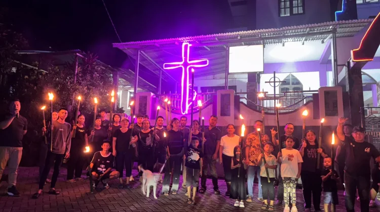 Panitia H2RG GMIM Petra Poopoh Gelar Lomba Pawai Obor Antar Kolom