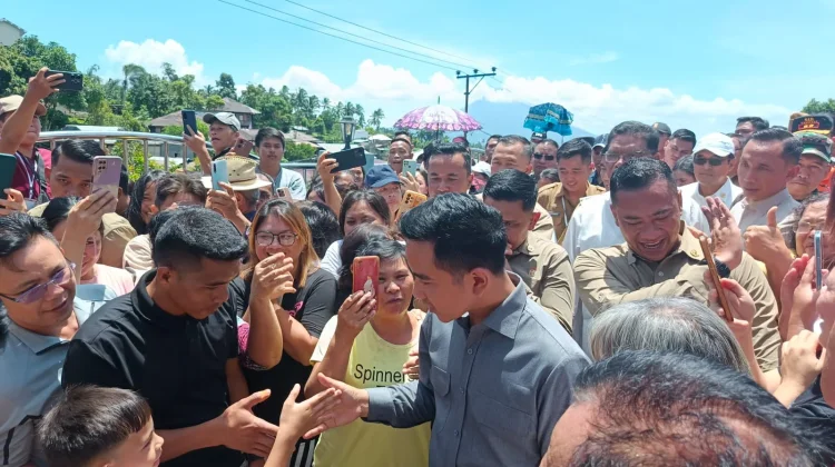 Hangatnya Sambutan Warga Rumengkor saat Wapres Gibran Kunjungi Gereja Katolik