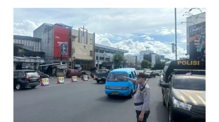 Polsek Malalayang Cegah Kemacetan di Jalan Raya