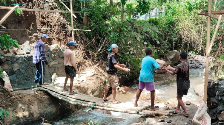 Pembangunan Jembatan Desa Wioi Dua Minahasa Tenggara Capai 37,45 Persen