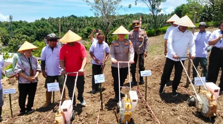 Kabag SDM Polresta Manado Hadiri Gerakan Tanam Jagung dan Cabai di Batusaiki