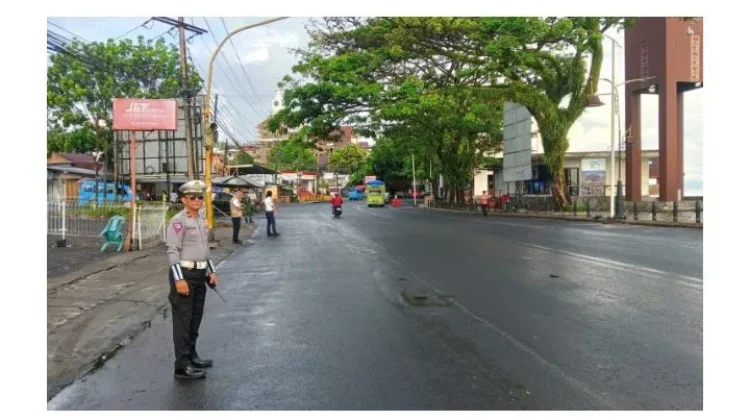Polsek Malalayang Tertibkan Microlet Ngetem di Pertigaan Terminal