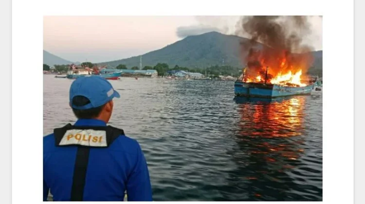 Reaksi Cepat Ditpolairud Polda Sulut Jinakkan Api di KM Maranatha 04