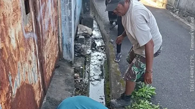 Jumat Pagi Bersih, Camat Sario Ajak Warga Peduli Lingkungan