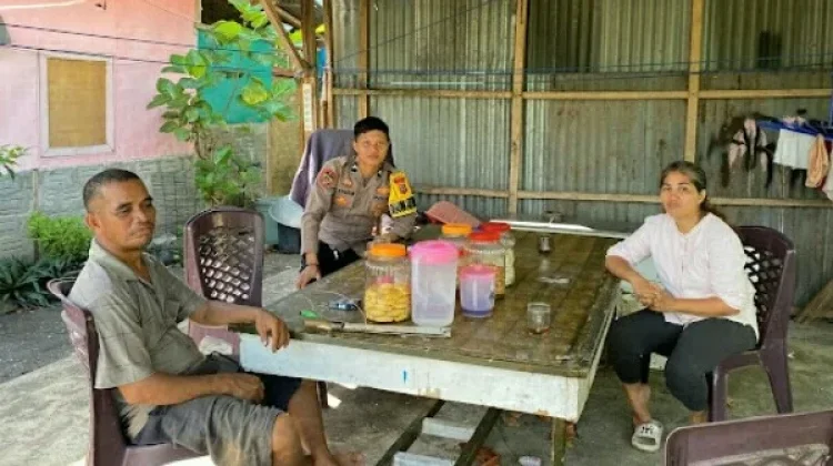 Bhabinkamtibmas Polres Bitung Sambangi Warga Pantai Dodik