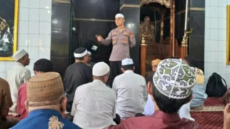 Kapolsek Wenang Gelar Kultum dan Perkenalan di Masjid At Tijarah