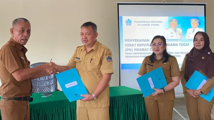 Kadis Dukcapil -KB Sulut Serahkan 3 SK Plt: Jaga Amanah & Profesional