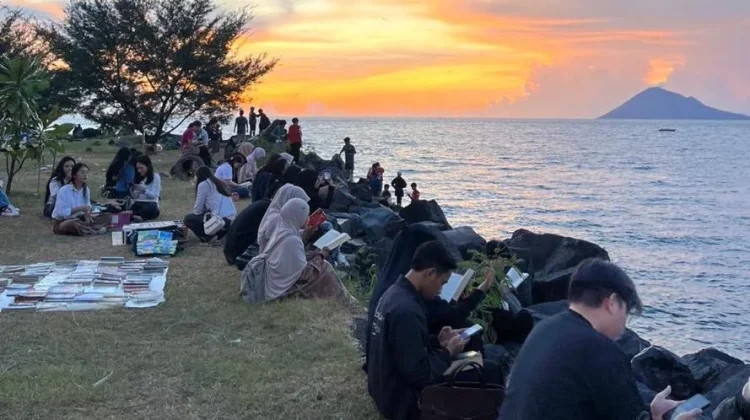 Lembar Senja: Membaca Jadi Menarik di Tepi Pantai Manado