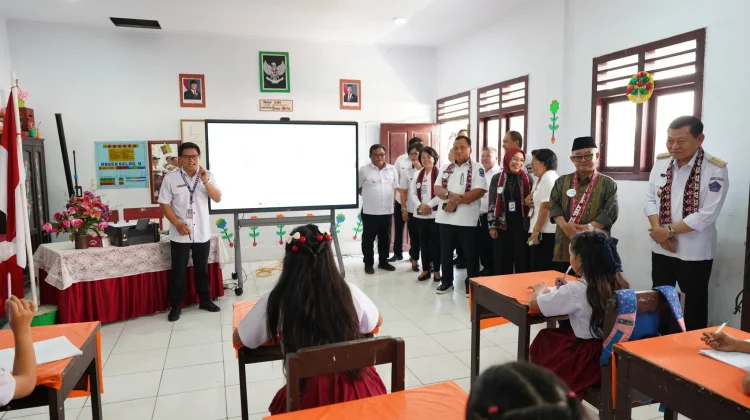 Kunjungi SDN Ampreng, Mendikdasmen Cek Pembelajaran Digital dan Infrastruktur