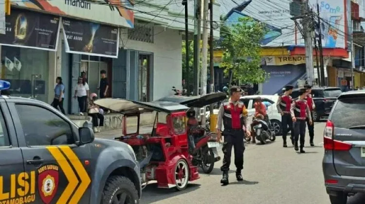 Jaga Lalu Lintas Tim Pantera Polres Kotamobagu Siaga di Pusat Pertokoan