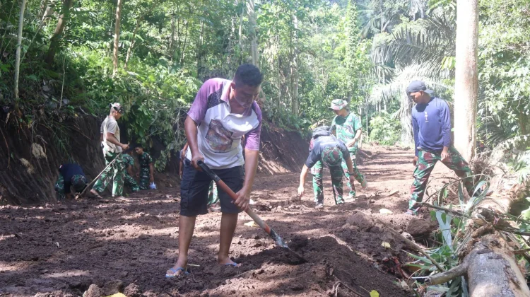 TMMD di Watuliney Berlanjut, TNI dan Warga Gotong Royong Buka Akses Jalan