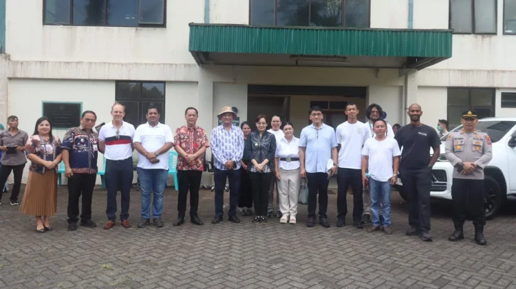 Senduk Sambut Kunjungan Dubes India di Pabrik Gula Aren Masarang
