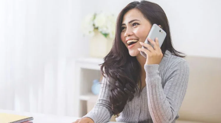 Mengapa Dianjurkan Mengangkat Telepon dengan Telinga Kiri?