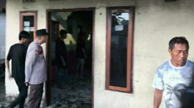 Diduga Korsleting Listrik, Satu Rumah di Kelurahan Beo Ludes Terbakar